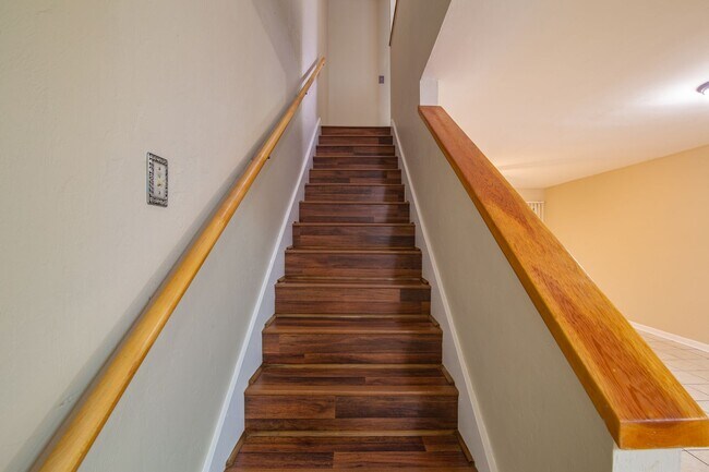 Building Photo - 2 Bedroom, 2.5 Bath Townhome In SW Pickwick Park