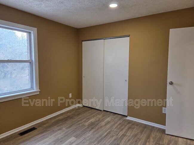 Building Photo - 3057 Idylwilde Blvd