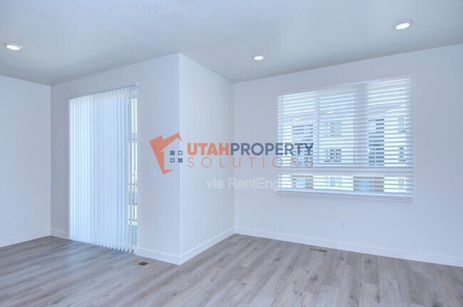 Building Photo - 967 W 540 S