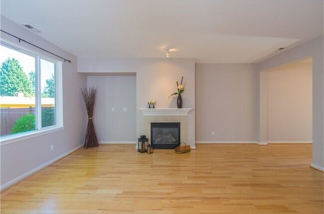 Building Photo - 3 bedroom Townhome in Renton Highlands