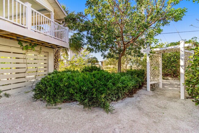 Building Photo - 744 N Shore Dr