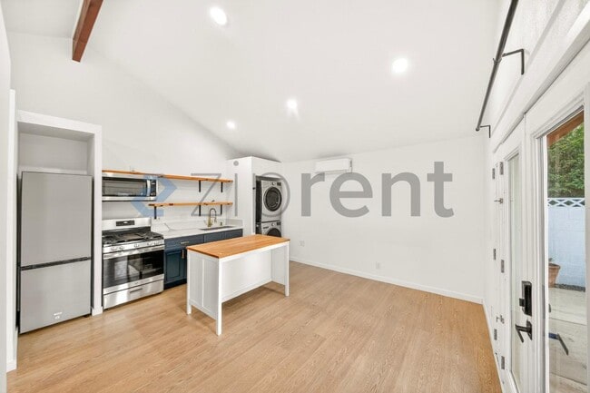 Building Photo - 2602 Deodar St