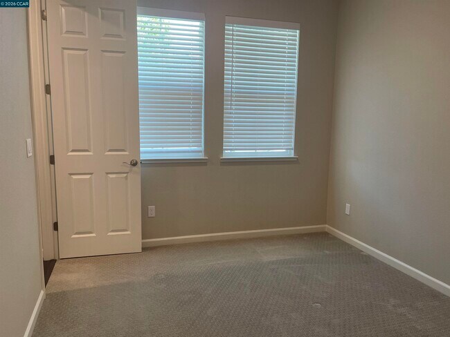 Building Photo - 777 Country Club Dr