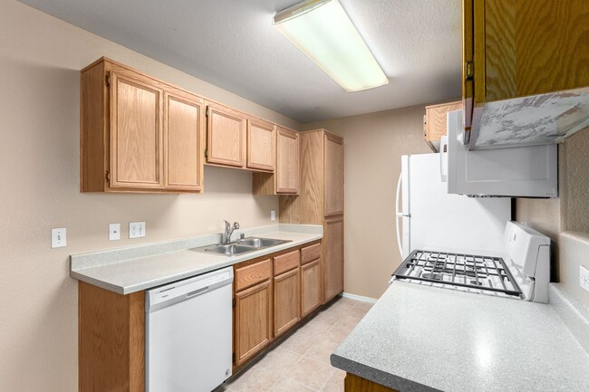 Building Photo - FREE RENT UNTIL 12-31-24- *HCVP CONSIDERED...