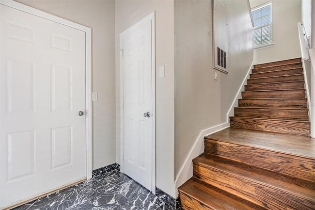 Building Photo - 501 Knights Run Ave