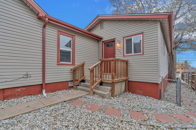 Building Photo - 2 Bed 1 Bath Duplex with fenced in front yard