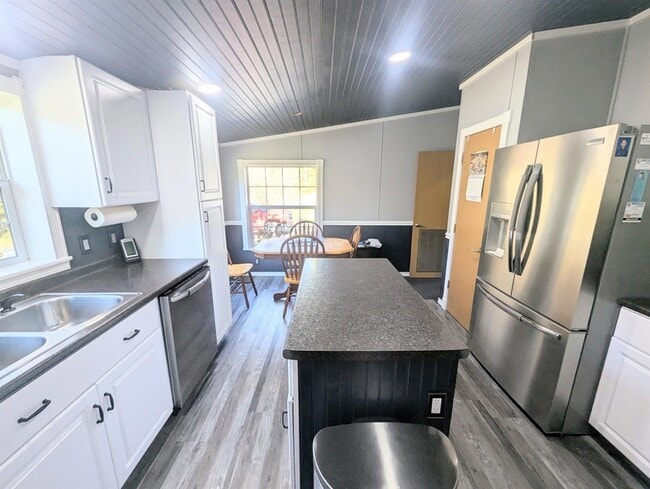 Building Photo - 43 Crestwood Dr