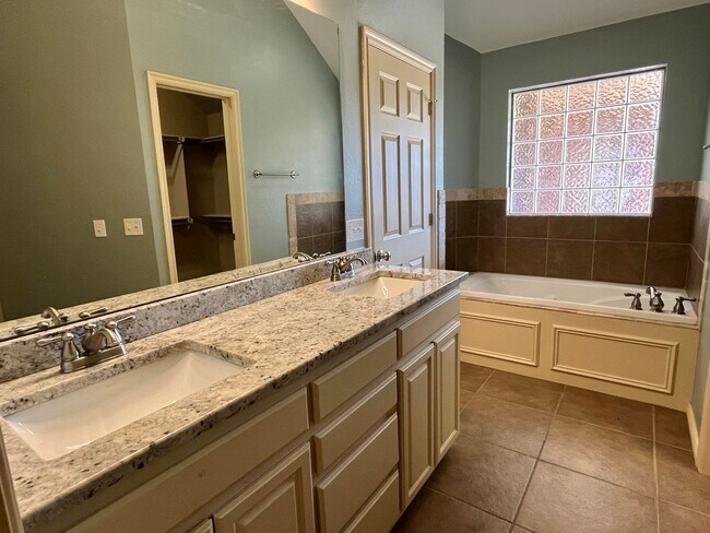 Building Photo - Gorgeous 4 Bed 2 Bath In Edmond