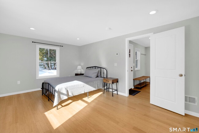 Building Photo - 10 Elm Ave