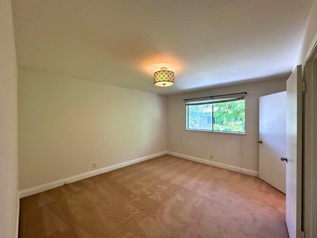 Building Photo - 2047 Montecito Ave