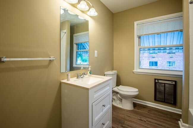 Building Photo - Charming 3 BR/3 BA Semi-Detached Home in F...