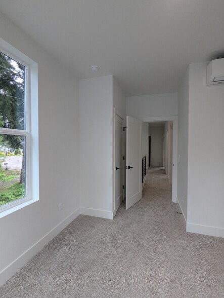 Building Photo - 5041 SE King Rd