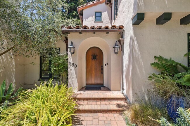 Building Photo - Mediterranean Beauty in Crescent Park – 5B...