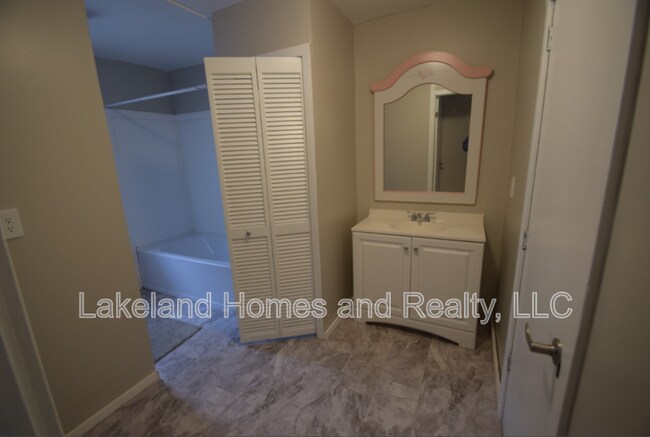 Building Photo - 3134 Skyview Dr