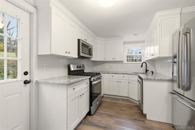 Building Photo - 327 W Neck Rd