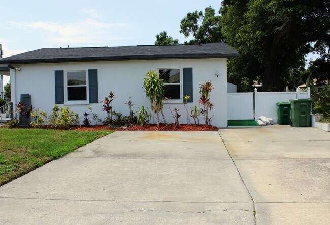 Building Photo - Stylish 3-Bedroom Bungalow Near Downtown Tampa - AVAILABLE ON JULY 5TH
