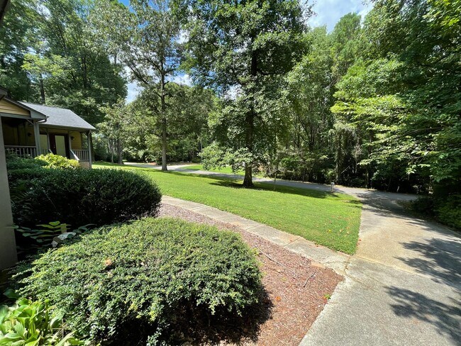 Building Photo - Wonderful ranch with inground pool!