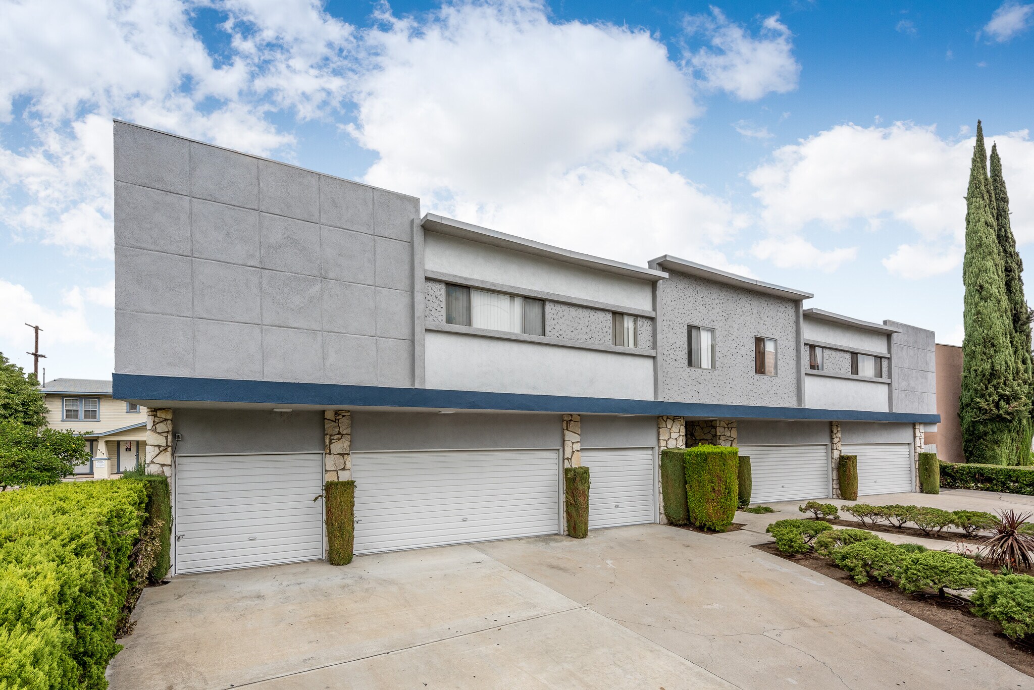 Building Photo - 323 E Chestnut St