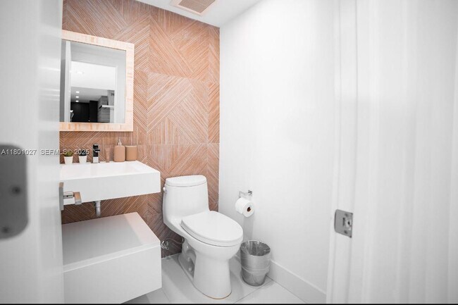 Building Photo - 5600 Collins Ave