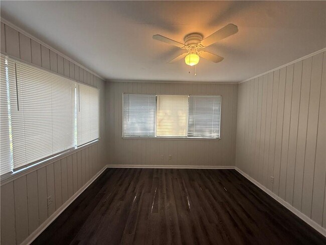 Building Photo - 423 Devon Dr