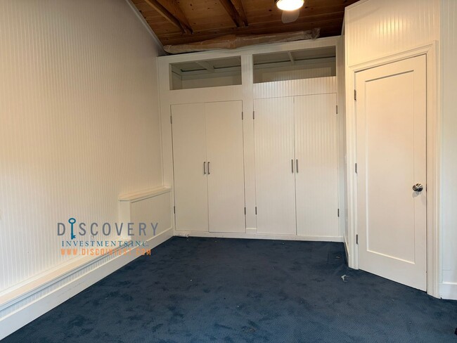 Building Photo - Lakeshore Craftsman with Detached Cottage and Versatile Bonus Rooms