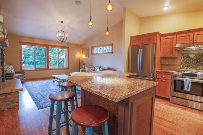 Building Photo - Beautiful Penn Cove View Home and Dog Frie...