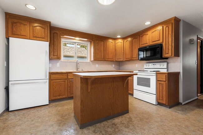 Building Photo - Bright 3-Bedroom Rambler with Hardwood Floors & Garden Space