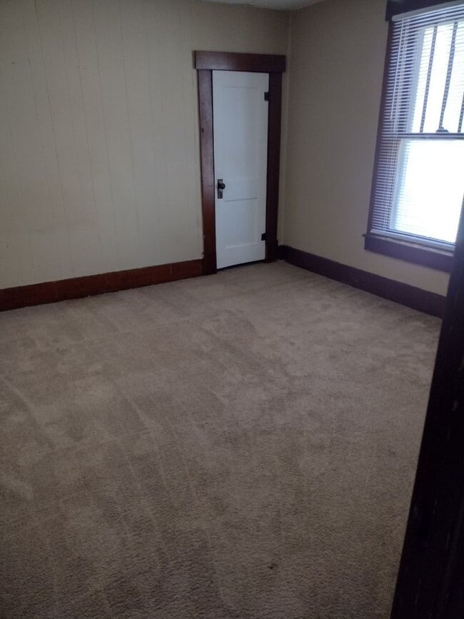Building Photo - Two bedroom/one bathroom single family hou...