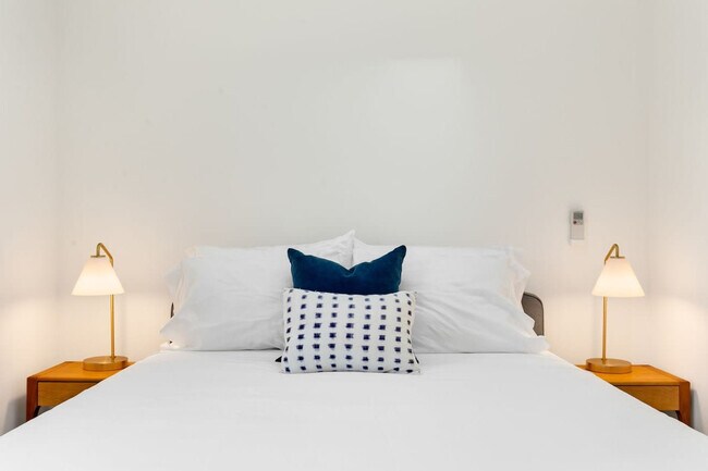 Building Photo - 3224 13th Ave W