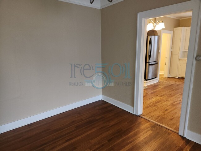 Building Photo - **Lease Pending** Addorable Newly Updated ...