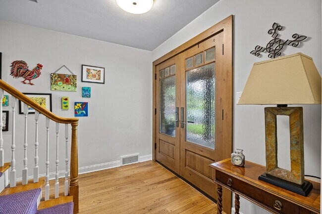 Building Photo - Charming Furnished Estate with Full-Servic...