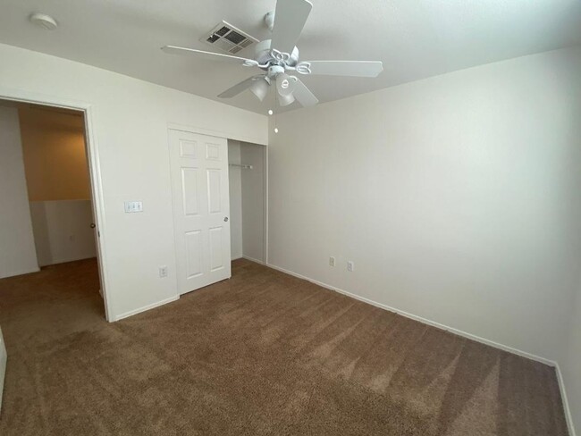 Building Photo - SW 5 BEDROOM w/2 YEAR LEASE!!