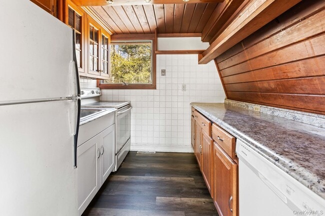 Building Photo - 304 Lake Lodge Dr