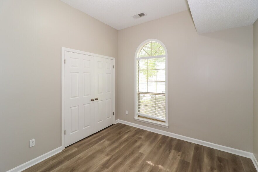 Building Photo - 2696 Mendota Cove