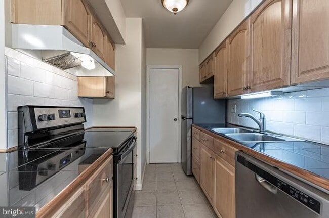 Building Photo - 5898 Surrey Hill Pl Unit H