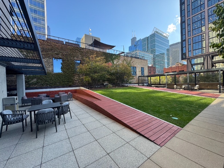 Building Photo - 167 N Desplaines St