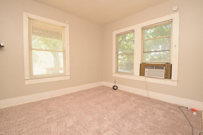 Building Photo - North Loop Gem! - Available April