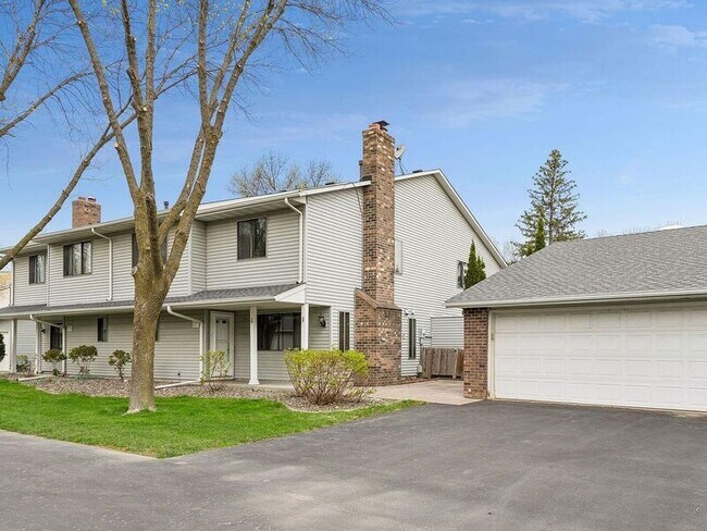 Building Photo - 9357 Ranchview Ln N