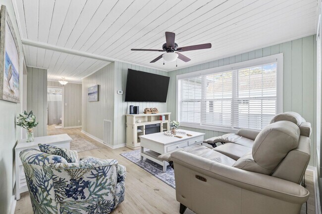 Building Photo - Gorgeous Totally Remodeled 3/2 in Garden C...