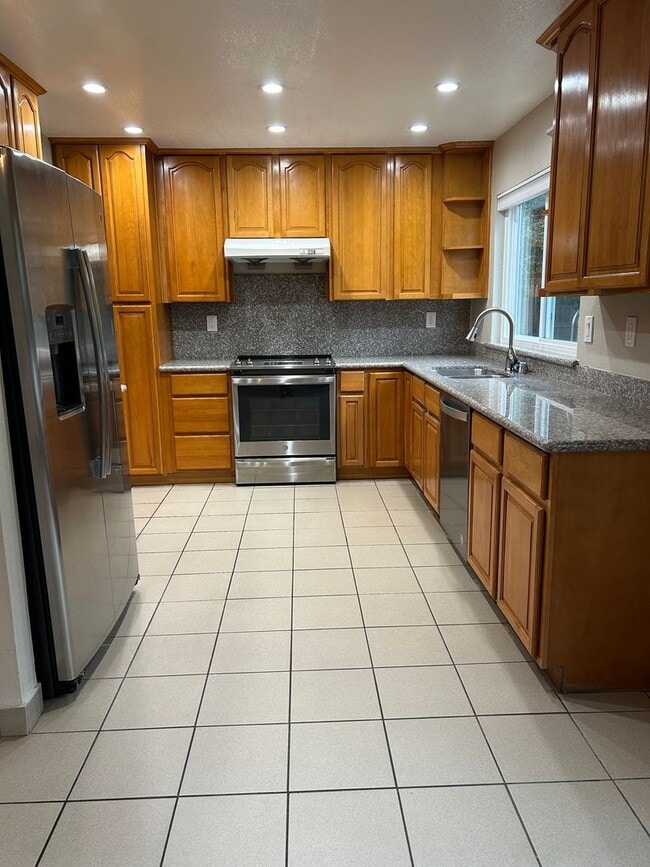 Building Photo - Beautifully Updated 4-Bedroom Home in Came...