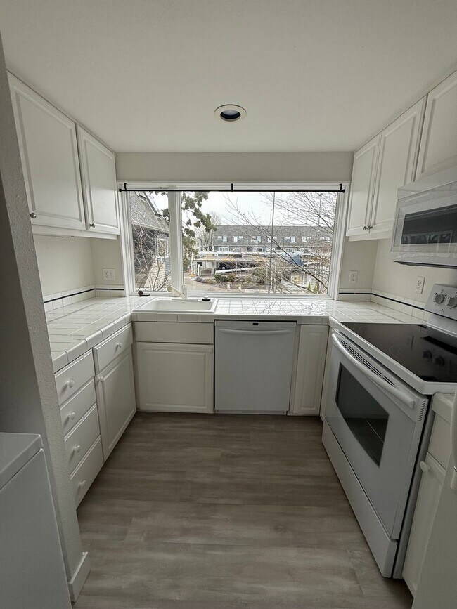 Building Photo - Beautiful Hayden Bay Condo with Mount Hood, River and Marina Views!