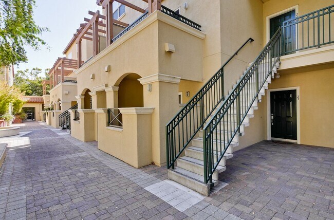 Building Photo - Downtown Mountain View l Stylish Home