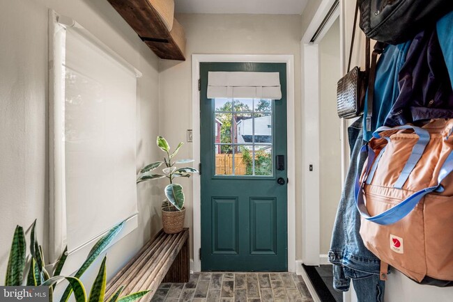 Building Photo - 538 S Adams St