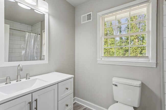 Building Photo - 3467 Valley Ridge Terrace SW