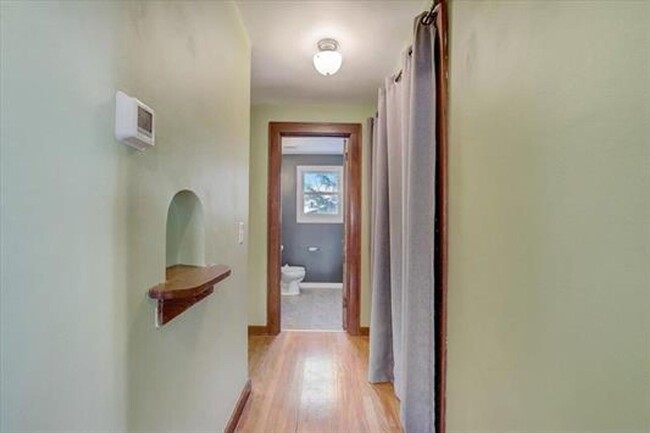 Building Photo - Charming 3-Bedroom Home For Lease As Early...