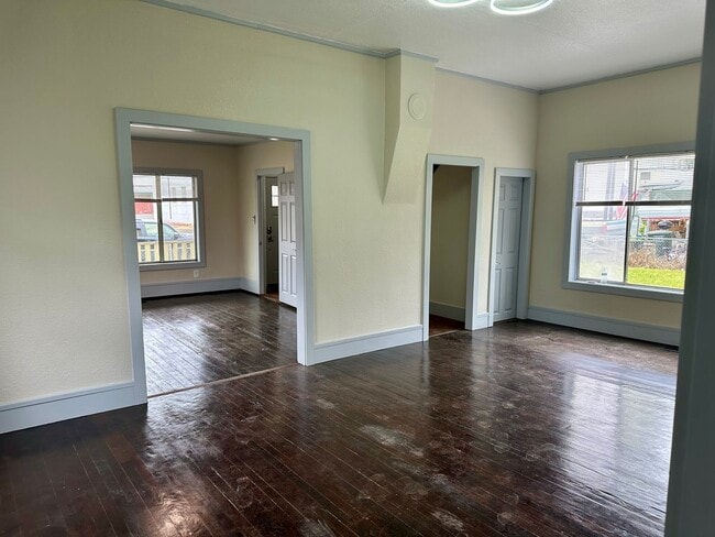 Building Photo - 4 plus bedroom on double lot