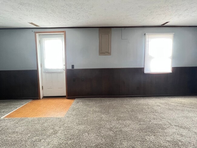 Building Photo - Beautiful walk-out ranch!