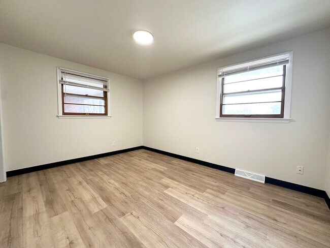 Building Photo - 490 St Bernard Dr