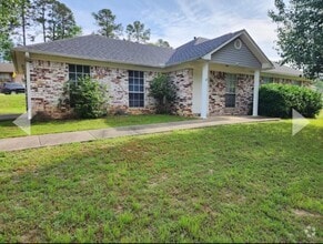Building Photo - 3-Bed, 2-Bath Home in Benton – Available a...