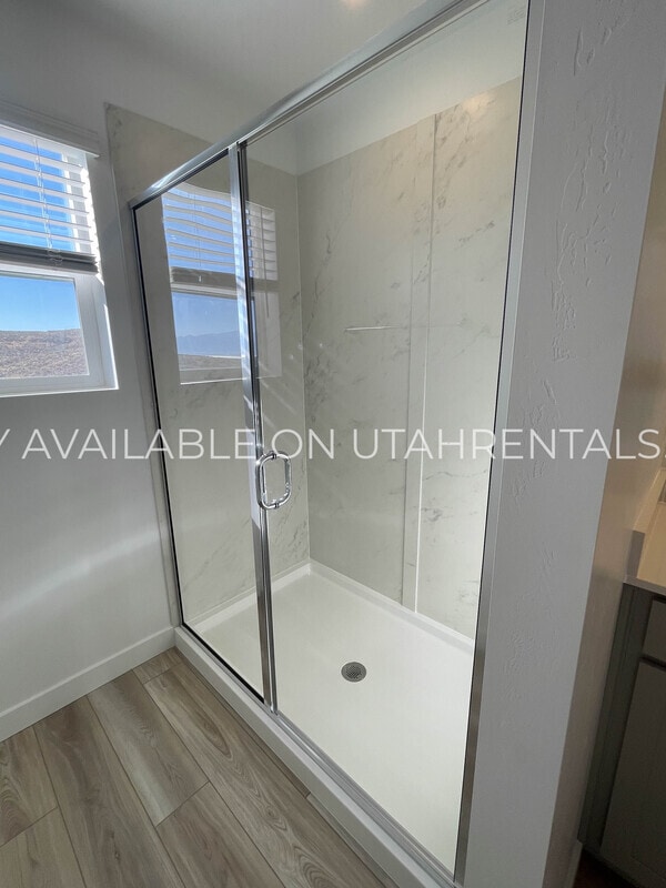 Building Photo - 1605 W Charmer Ln
